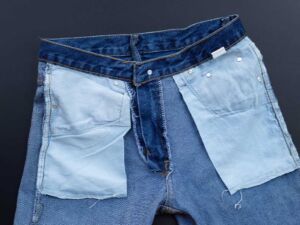 Rivoltare i jeans per il lavaggio