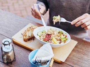 L’insalatona per la pausa pranzo può saziarti e darti energia per tutta la giornata