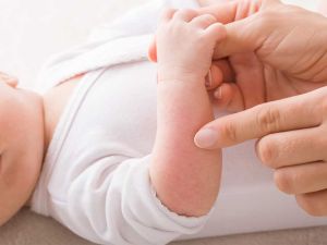 I neonati hanno una pelle molto delicata: scegli tessuti delicati quando regali indumenti per la nascita