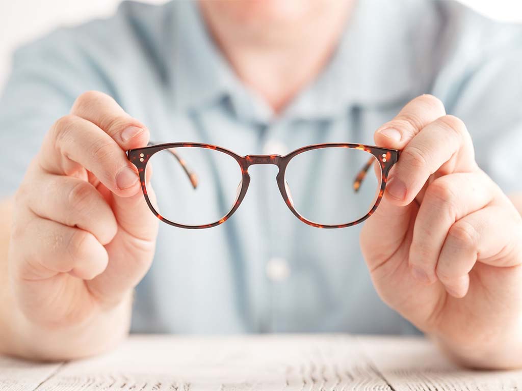 Dovresti pulire i tuoi occhiali da vista accuratamente per avere una visuale sempre nitida