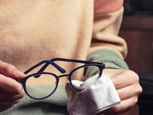  La pulizia periodica degli occhiali da vista ti permette di farli durare di più