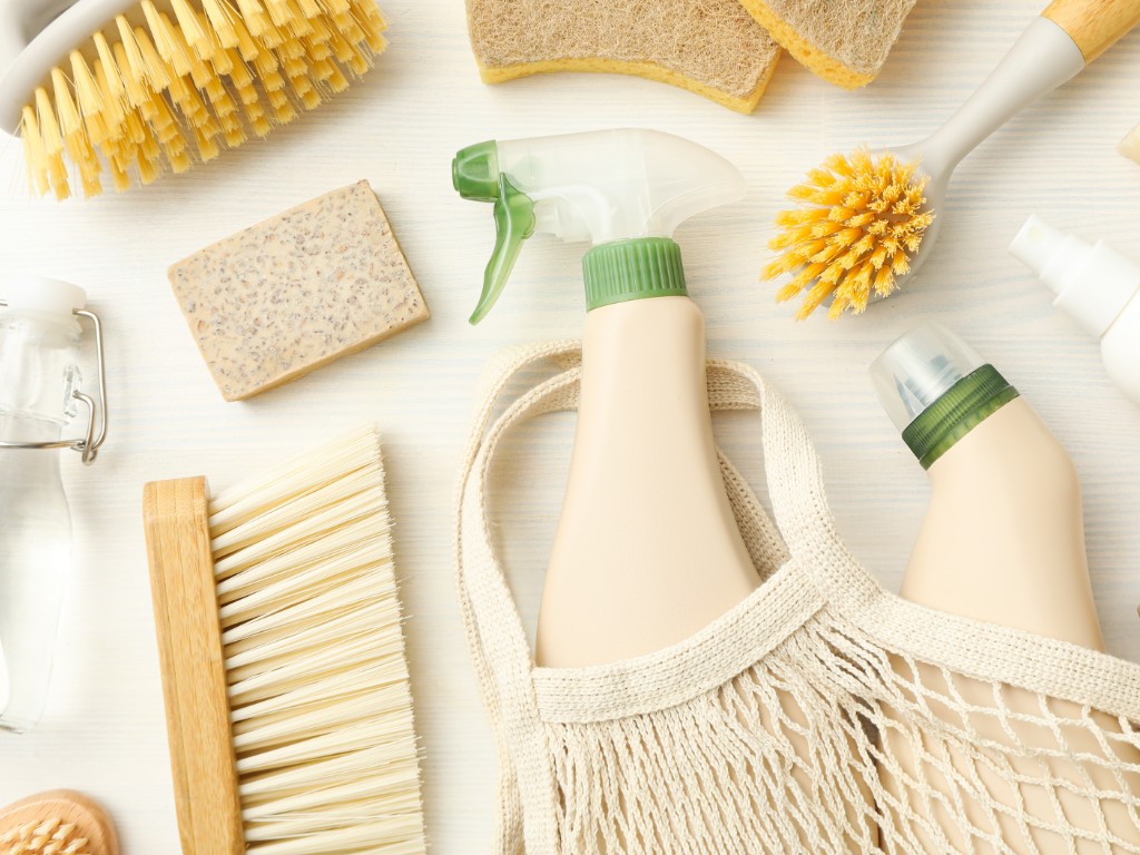 Scopri come scegliere detergenti eco-friendly per la casa, efficaci e sicuri per l’ambiente e la tua famiglia.