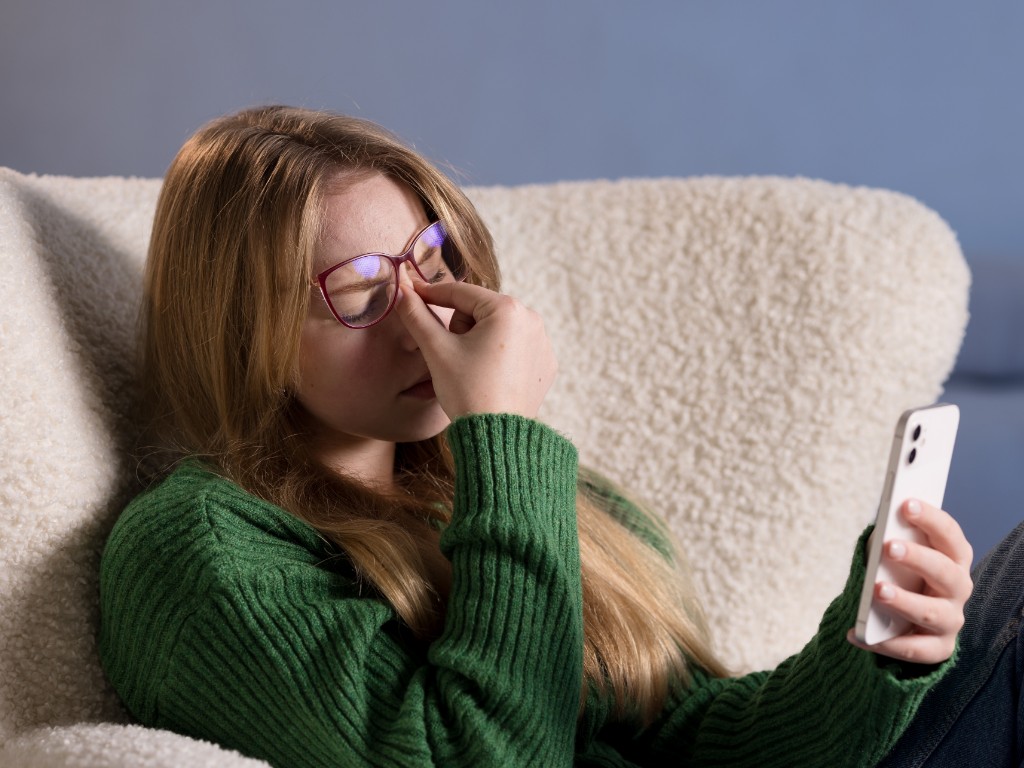 Usi spesso il telefono e senti gli occhi stanchi? Scopri cos’è lo stress visivo da smartphone, perché affatica la vista e quali abitudini quotidiane possono aiutarti.
