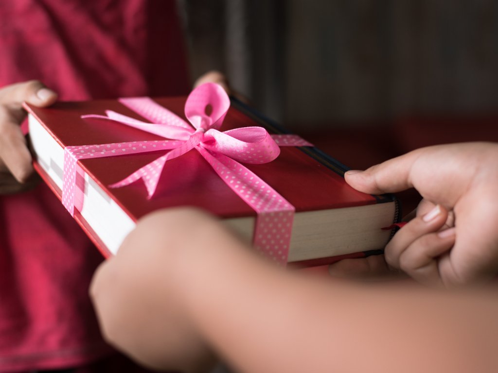 Cerchi un'idea originale per il regalo di fine anno alla maestra? Ecco come scegliere qualcosa di davvero memorabile