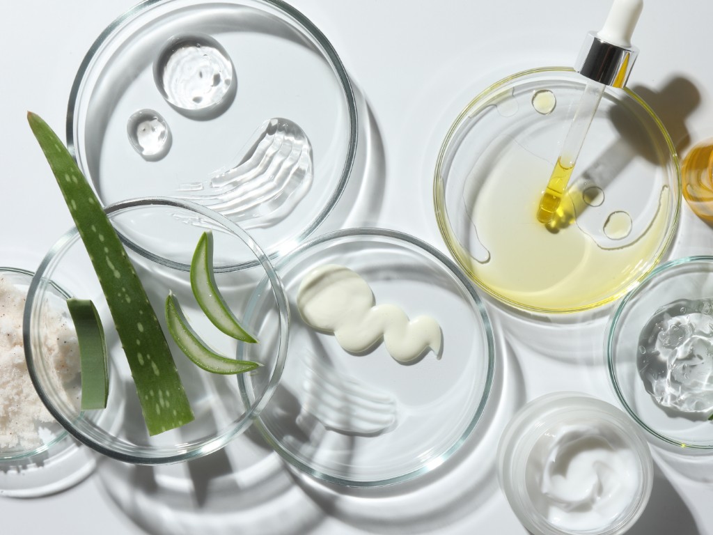Cosmetici naturali, biologici o green: scopri cosa significa davvero, come leggere l'INCI e quali certificazioni contano per scegliere con consapevolezza.