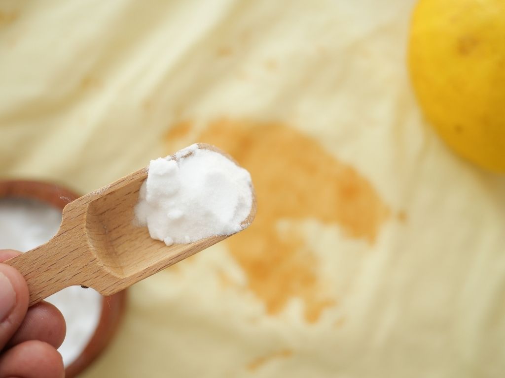 Le macchie di crema solare sui vestiti sembrano impossibili da eliminare? Scopri i rimedi pratici, gli errori da evitare e come salvare davvero i tuoi capi.